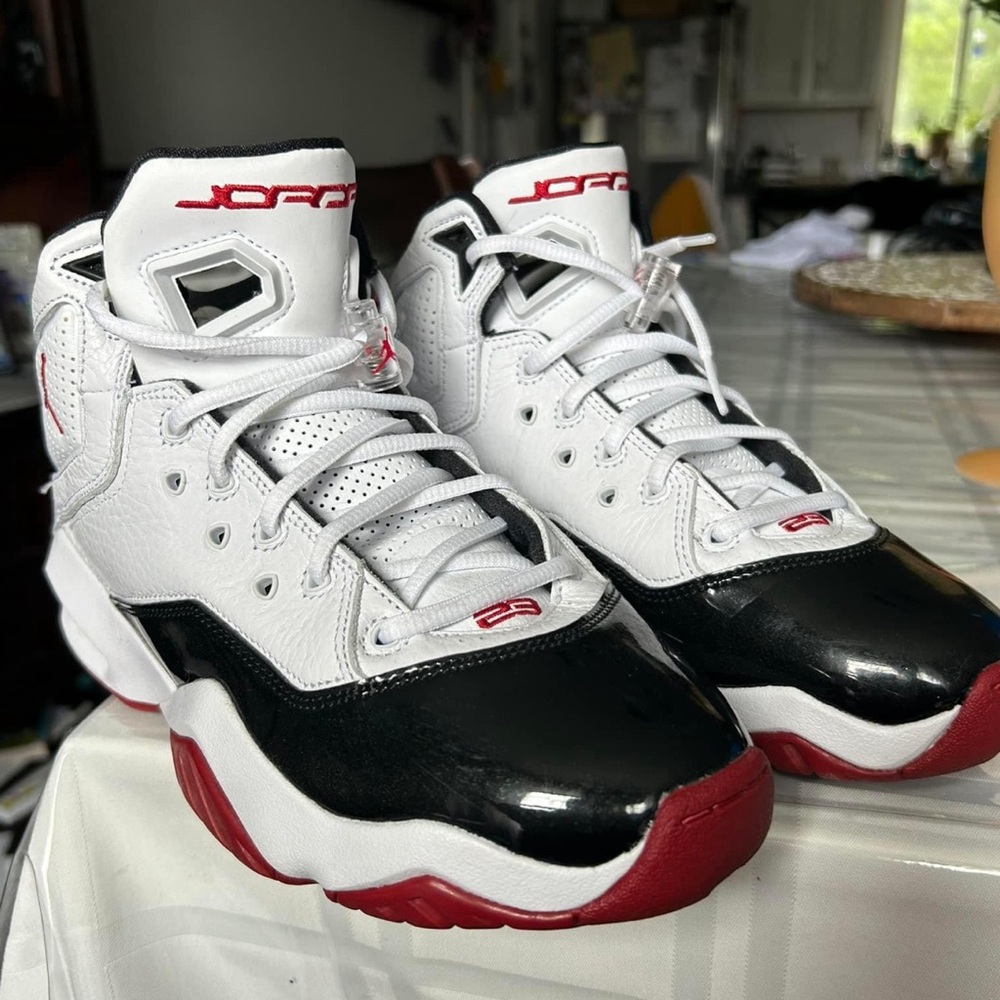 Jordan b’royal sneakers